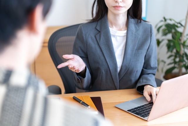 困りごとなどの相談を受けている女性